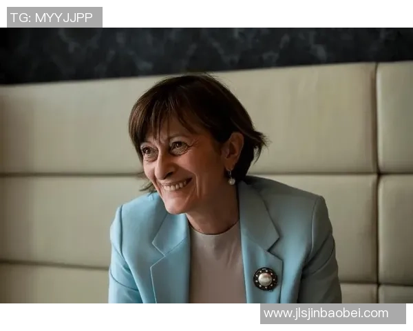 足球明星背后的女人们：揭秘球员们的心动女友与恋爱故事